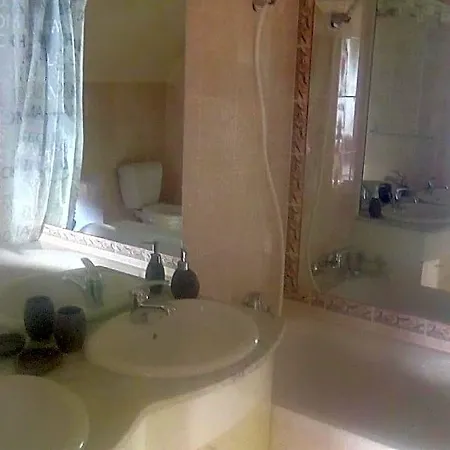 La Maison Du Rocher Bed & Breakfast 3*